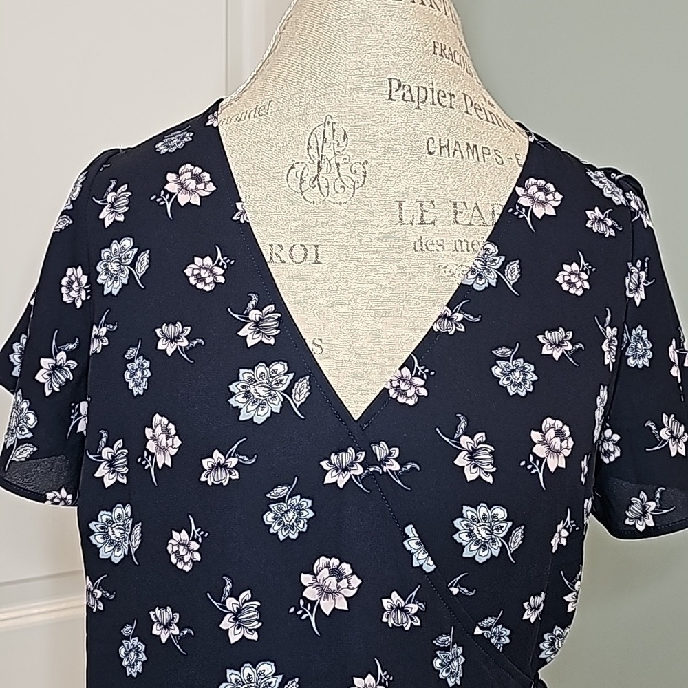 Ann Taylor LOFT Navy And Pink Floral V-Neck Blouse Top - Size Medium - Picture 3 of 7